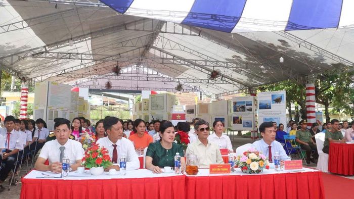 Các đại biểu dự triển lãm. (Ảnh: CTV)