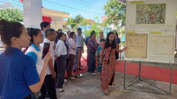 Cán bộ và nhân dân xã Hòa Xuân tham quan triển lãm. (Ảnh: CTV)