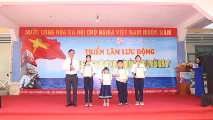Ban Tổ chức trao giải Cuộc thi vẽ tranh với chủ đề “Em yêu Biển, Đảo Việt Nam” cho các em học sinh đạt giải. (Ảnh: CTV)