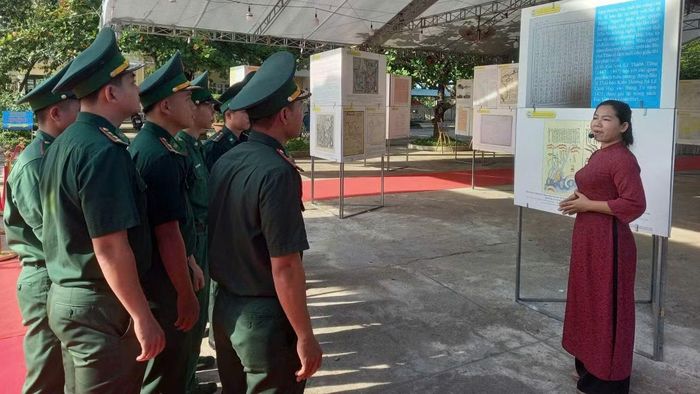 Cán bộ, chiến sĩ Bộ đội Biên phòng tham quan, tìm hiểu những tư liệu lịch sử, pháp lý đối với 2 quần đảo Hoàng Sa và Trường Sa của Việt Nam tại triển lãm. (Ảnh: CTV)