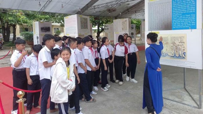 Các em học sinh tham quan, tìm hiểu những tư liệu lịch sử, pháp lý đối với 2 quần đảo Hoàng Sa và Trường Sa của Việt Nam tại triển lãm. (Ảnh: CTV)