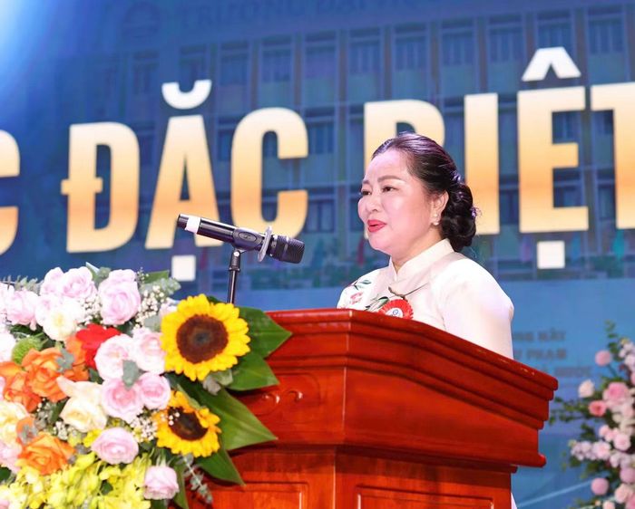 Tiến sĩ Đỗ Thị Thảo, Phó Hiệu trưởng Trường Khoa học phát triển trẻ thơ, Trưởng Khoa Giáo dục đặc biệt, Trường đại học Sư phạm Hà Nội trình bày diễn văn kỷ niệm. (Ảnh: THANH TÙNG)