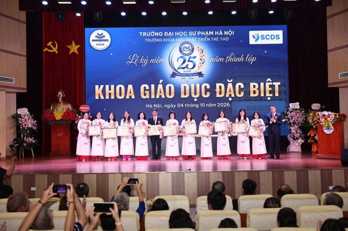 Các cá nhân có thành tích xuất sắc nhận Giấy khen. (Ảnh: THANH TÙNG)
