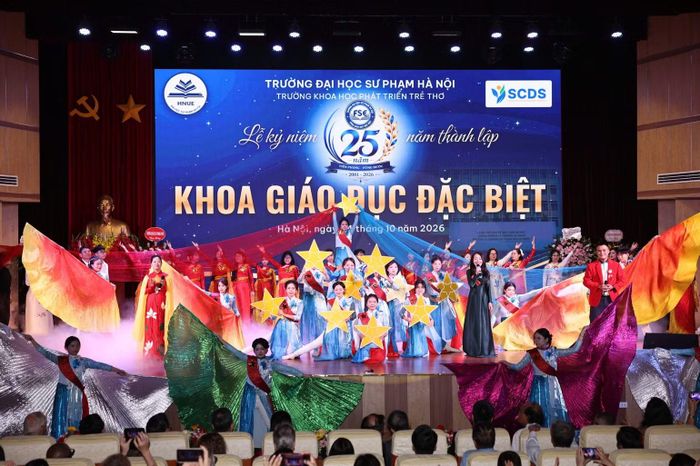 Chương trình văn nghệ chào mừng lễ kỷ niệm. (Ảnh: THANH TÙNG)