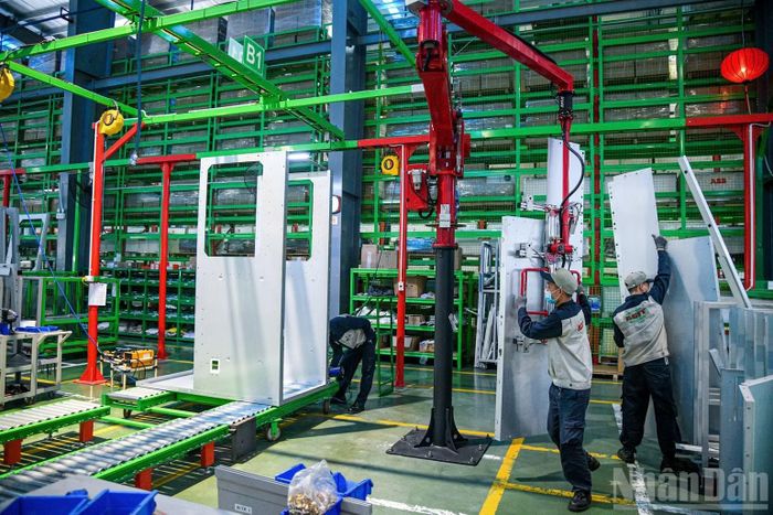 Sản xuất công nghiệp tăng trưởng đều ở các lĩnh vực khác nhau. (Ảnh: THÀNH ĐẠT)
