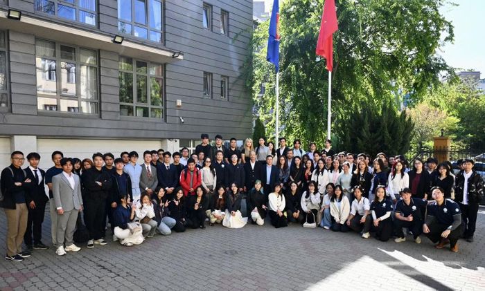 Đại sứ Bùi Lê Thái chụp ảnh kỷ niệm với các tân sinh viên. (Ảnh: Đại sứ quán Việt Nam tại Hungary cung cấp)