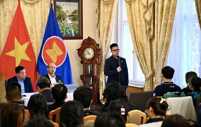 Quang cảnh buổi gặp gỡ Chào Tân sinh viên diễn ra tại trụ sở Đại sứ quán. (Ảnh: Đại sứ quán Việt Nam tại Hungary cung cấp)