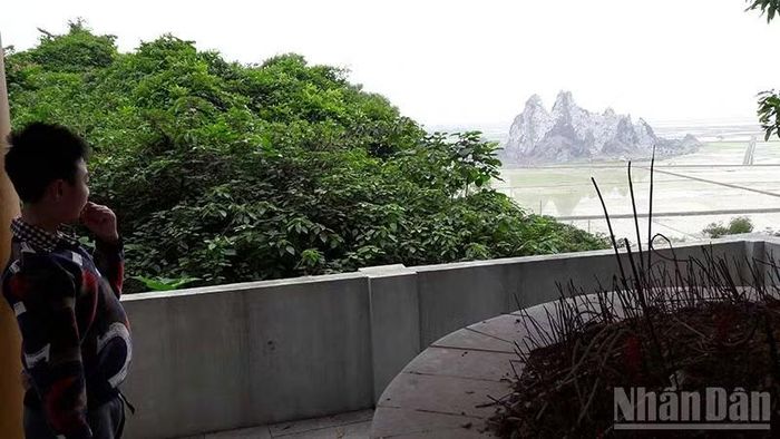 Từ đỉnh núi Đào du khách thu vào tầm mắt núi Bạch Thạch tọa lạc giữa bờ xôi, ruộng mật. (Ảnh: Mai Luận)