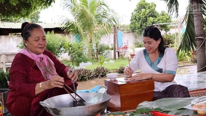 Đồng bào Chăm theo đạo Bàlamôn chuẩn bị các món ăn truyền thống để dâng cúng trong dịp vui đón lễ hội Katê. (Ảnh: XANH NÚI)