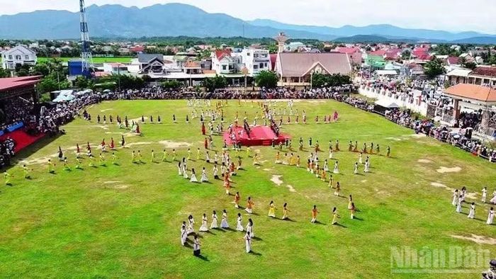 Nhiều hoạt động văn hóa, nghệ thuật truyền thống, tạo điểm nhấn hấp dẫn cho người dân và du khách. (Ảnh: NGUYỄN TRUNG)