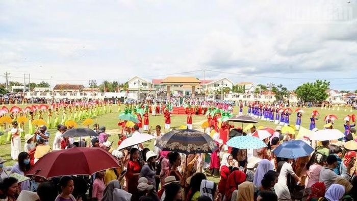Lễ hội Katê là dịp để cộng đồng hướng về cội nguồn, tri ân các vị thần, tiền nhân và vun đắp tình đoàn kết. (Ảnh: NGUYỄN TRUNG)