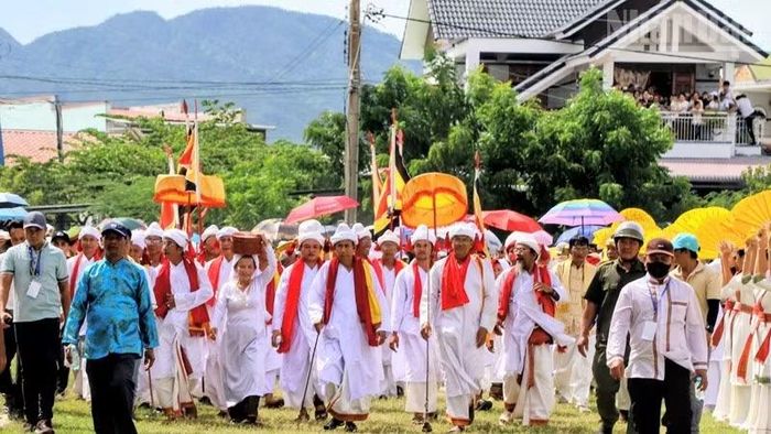 Nghi thức Lễ rước y trang từ xã Phước Hà về Đền trong, thôn Hữu Đức, mở đầu của chuỗi nghi lễ Katê hằng năm. (Ảnh: NGUYỄN TRUNG)