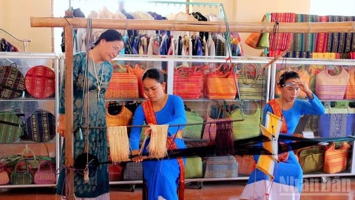 Du khách có thể gặp các nghệ nhân, tận mắt chứng kiến từng công đoạn dệt nên những tấm thổ cẩm mang hoa văn truyền thống, đồng thời lắng nghe câu chuyện về nghề được trao truyền qua nhiều thế hệ. (Ảnh: XANH NÚI)