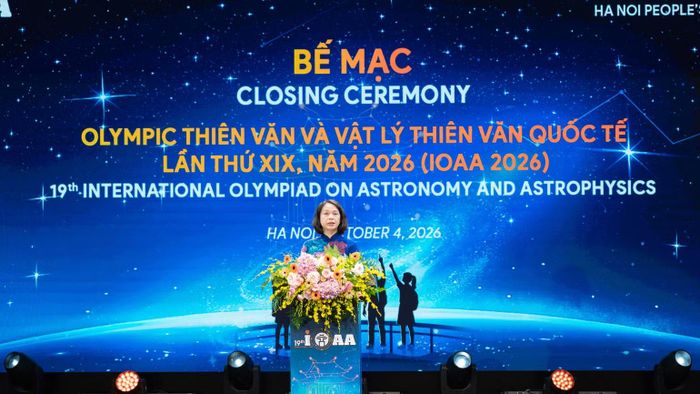 Phó Chủ tịch Ủy ban nhân dân thành phố Hà Nội, Trưởng Ban Tổ chức IOAA 2026 Vũ Thu Hà tham dự lễ bế mạc và trao thưởng cho các thí sinh. (Ảnh: BTC)