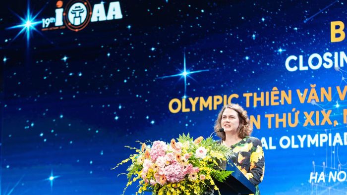Tổng Thư ký Olympic Thiên văn và Vật lý thiên văn quốc tế Natasa Dragovic phát biểu tại buổi lễ. (Ảnh: BTC)