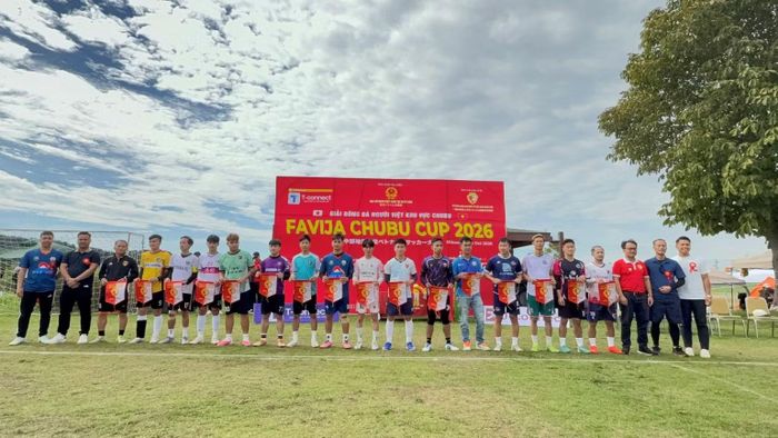Ban tổ chức trao cờ lưu niệm tặng các đội tham gia giải đấu. (Ảnh: Ban tổ chức cung cấp)