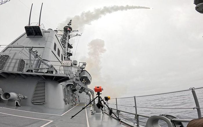 Một tên lửa Tomahawk được phóng từ tàu khu trục JS Chokai của Lực lượng Phòng vệ trên biển Nhật Bản, tháng 7-2026. Ảnh: Bộ Quốc phòng Nhật Bản