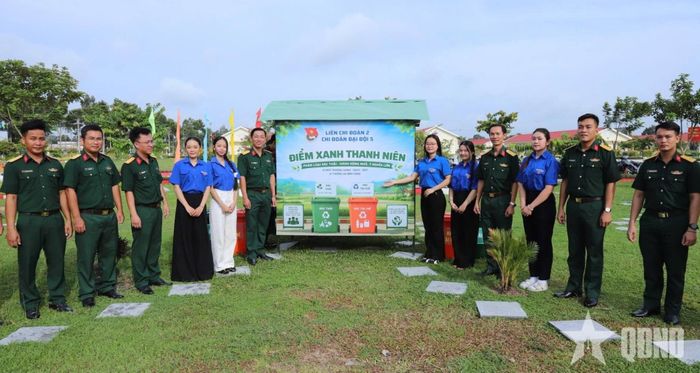 Cán bộ, đoàn viên, thanh niên Trung đoàn 4 phối hợp với đoàn viên đơn vị kết nghĩa thực hiện mô hình “Điểm xanh thanh niên”.