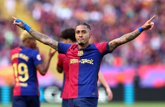 Raphinha nhận giải xuất sắc nhất La Liga. Ảnh: Getty