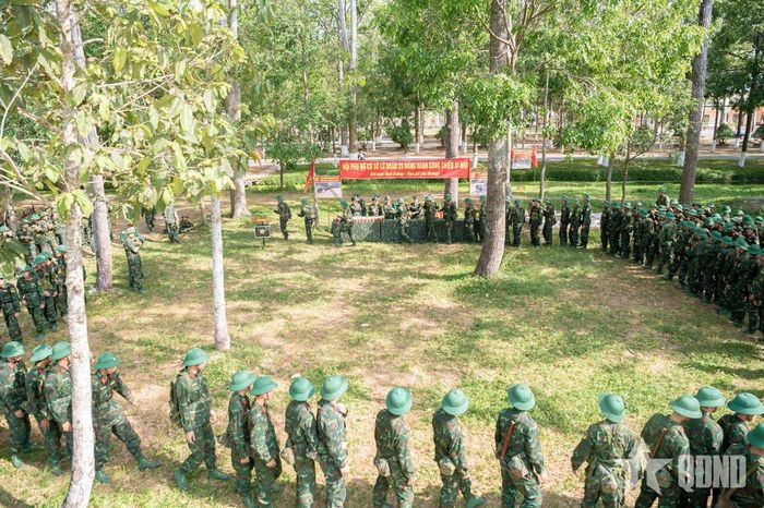Chiến sĩ mới Lữ đoàn Thông tin 29, Quân khu 9 tham gia các hoạt động giải trí trên thao trường.