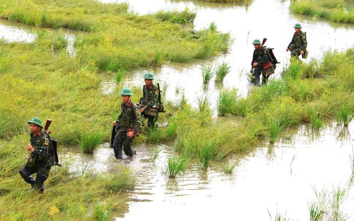 Cán bộ, chiến sĩ Lữ đoàn Thông tin 29, Quân khu 9 huấn luyện nội dung chuyên ngành.  