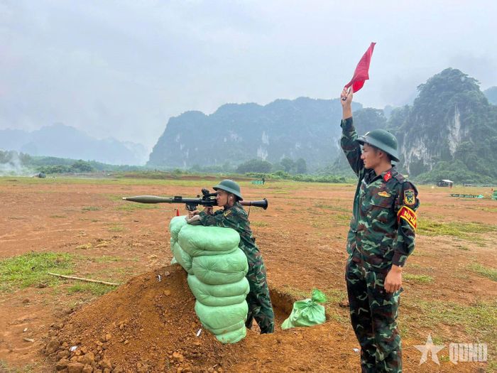  Chiến sĩ năm thứ nhất Tiểu đoàn 1 (Trung đoàn 831) kiểm tra bắn B-41 bài 1. 