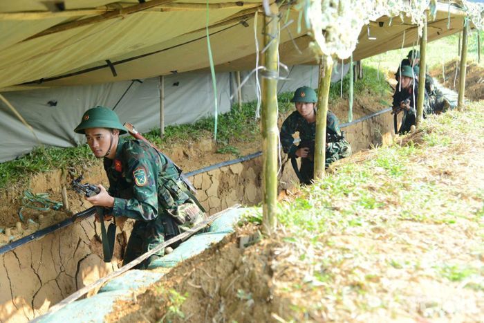 Tiểu đội bộ binh triển khai đội hình chiến đấu. 