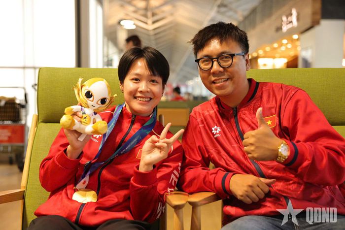 Tác giả bài viết (bên phải) và nhà vô địch ASIAD 20 Nguyễn Ngọc Trâm. Ảnh: MINH PHƯƠNG