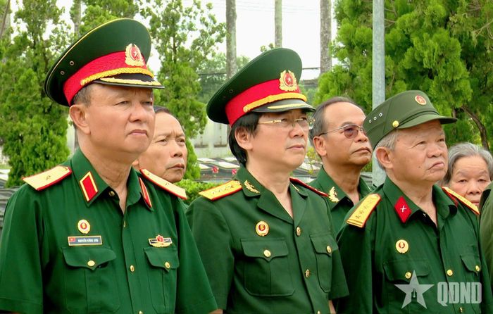  Những người lính anh hùng xúc động nhớ về các đồng đội đã ngã xuống. 