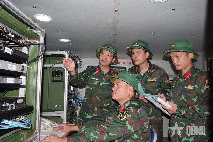 Lãnh đạo, chỉ huy Lữ đoàn thường xuyên bám nắm hướng dẫn bộ đội trong thực hiện nhiệm vụ. 