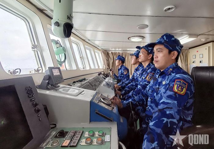 Cán bộ, chiến sĩ Hải đoàn 11, Vùng Cảnh sát biển 1 khắc phục sóng gió, bám biển thực hiện nhiệm vụ.