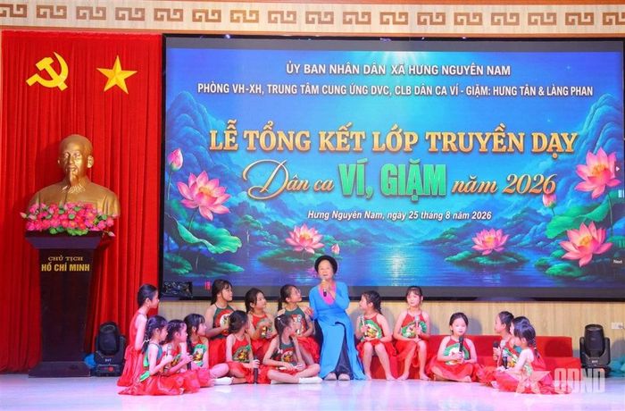 Nghệ nhân Ưu tú Nguyễn Thị Hương trình diễn với các em thiếu nhi.