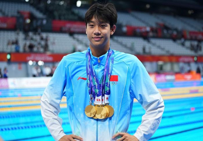 Zhang Zhanshuo cùng những tấm huy chương giành được tại ASIAD, ngày 25-9. Ảnh: Tân Hoa xã