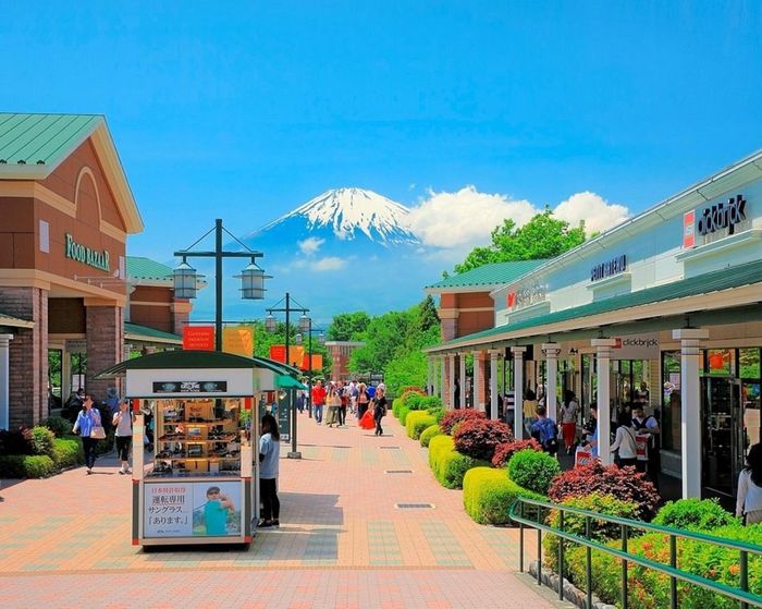 Tại Nhật Bản, Gotemba Premium Outlets kết hợp mua sắm với cảnh quan, ẩm thực và trải nghiệm du lịch. Ảnh: Cục Quản lý và Phát triển thị trường trong nước 