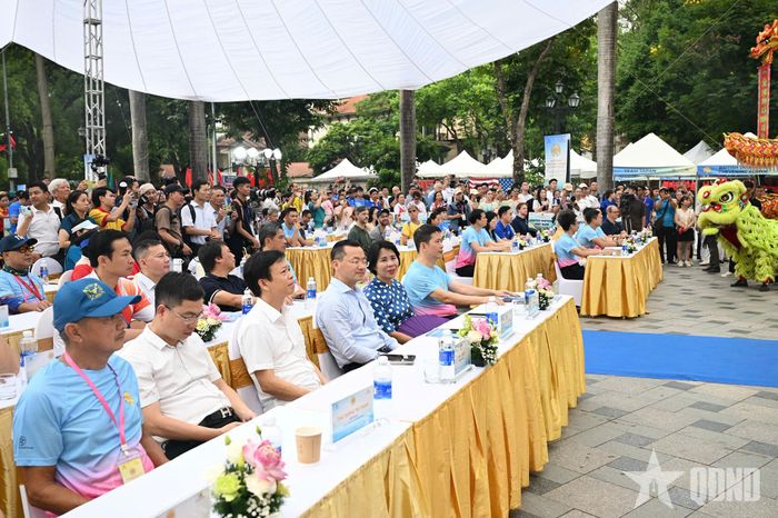 Các đại biểu tham gia buổi khai mạc. 