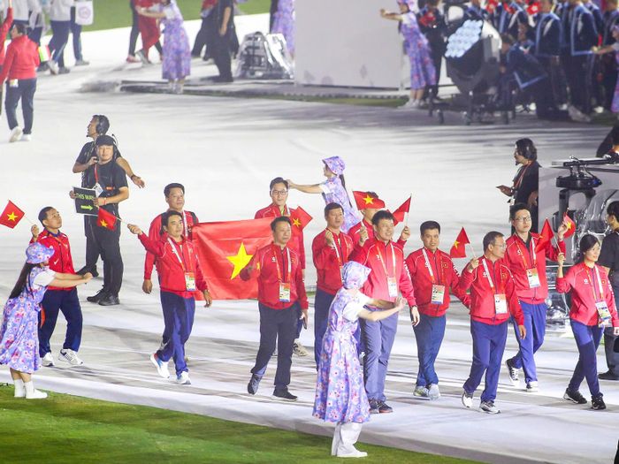 Đại diện Đoàn thể thao Việt Nam tham dự lễ bế mạc. Ảnh: BÙI LƯỢNG