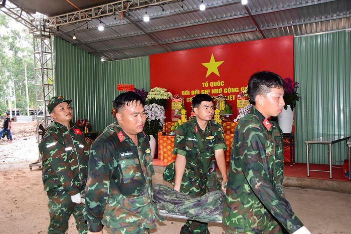  Lực lượng chức năng thực hiện nhiệm vụ tìm kiếm, quy tập hài cốt liệt sĩ tại Công viên Lê Thị Riêng. 