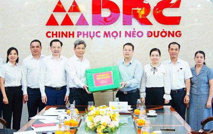 Chủ tịch UBND TP Nguyễn Mạnh Hùng tặng quà động viên CBCNV DRC.