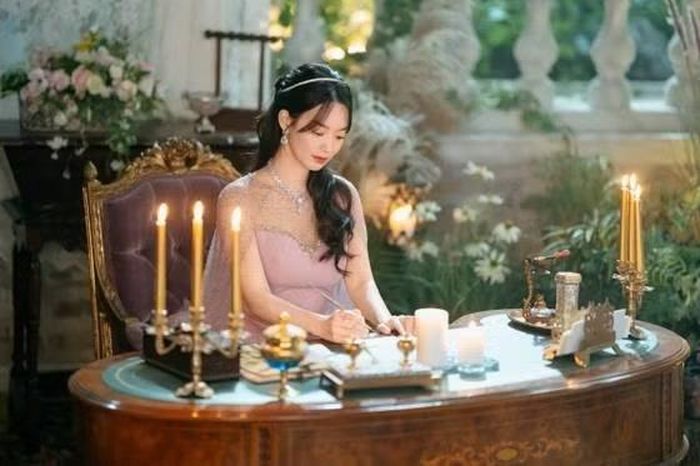 'The Remarried Empress' là một tác phẩm sử thi lãng mạn pha lẫn yếu tố giả tưởng đầy lôi cuốn. Phim kể về câu chuyện của Navier (Shin Min Ah), vị hoàng hậu hoàn hảo của Đế quốc phía Đông, người bất ngờ nhận được thông báo ly hôn từ Hoàng đế Sovieshu (Ju Ji Hoon) sau khi ông say đắm Rashta (Lee Se Young), một nữ nô lệ bỏ trốn. Thay vì cam chịu chấp nhận việc ly hôn, cô đã yêu cầu được tái hôn với Hoàng tử Heinry (Lee Jong Suk) của Vương quốc phía Tây.