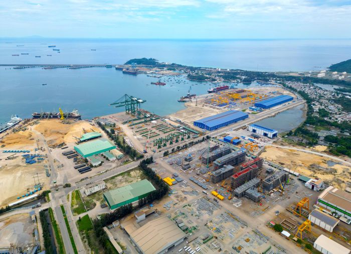  Một góc cảng biển Dung Quất, nơi có nhiều dự án đầu tàu về công nghiệp nặng lớn nhất miền Trung. Ảnh: NGỌC OAI 