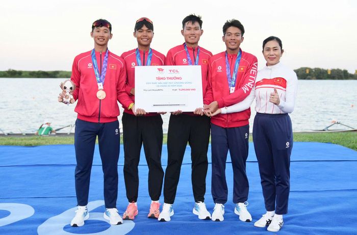  Đội tuyển rowing nội dung thuyền bốn nam một mái chèo lần đầu tiên giành huy chương ASIAD. Ảnh: TAM NINH 