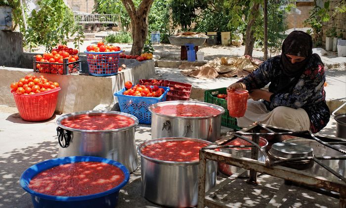 Phụ nữ Syria chuẩn bị nguyên liệu làm Mouneh. Ảnh: SANA NEWS