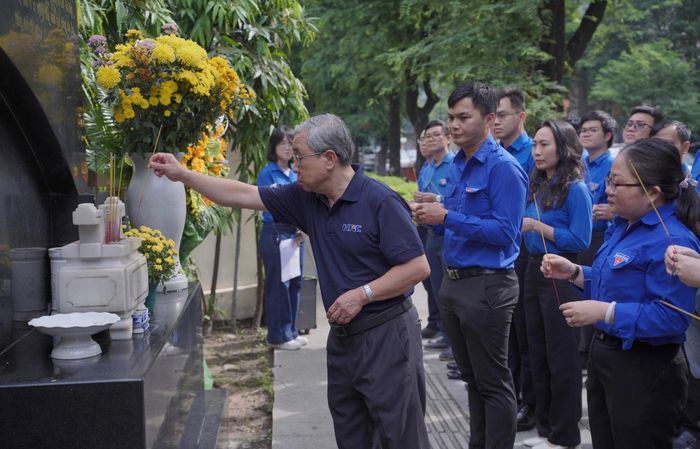  Cụm thi đua số 6 dâng hoa, dâng hương tại Bia Tưởng niệm chiến sĩ Biệt động Sài Gòn 