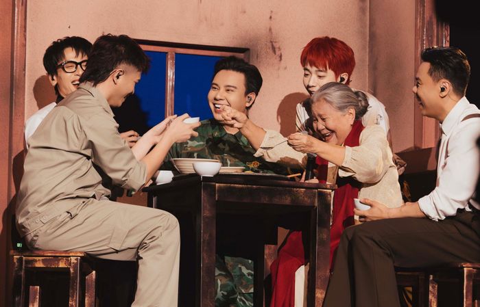 Tiết mục "Cơm nhà" gây xúc động 