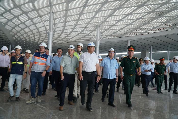  Phó Thủ tướng Thường trực Phạm Gia Túc kiểm tra nhà ga hành khách sân bay Long Thành. Ảnh: LÊ XUÂN 