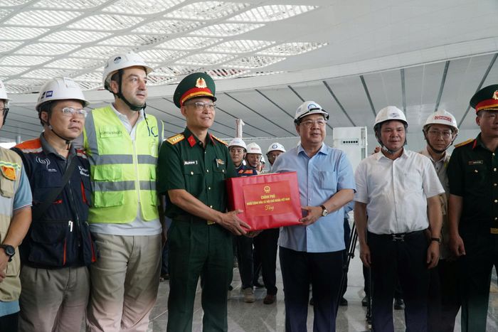 Phó Thủ tướng Thường trực Phạm Gia Túc tặng quà các đơn vị thi công sân bay Long Thành. Ảnh: LÊ XUÂN 
