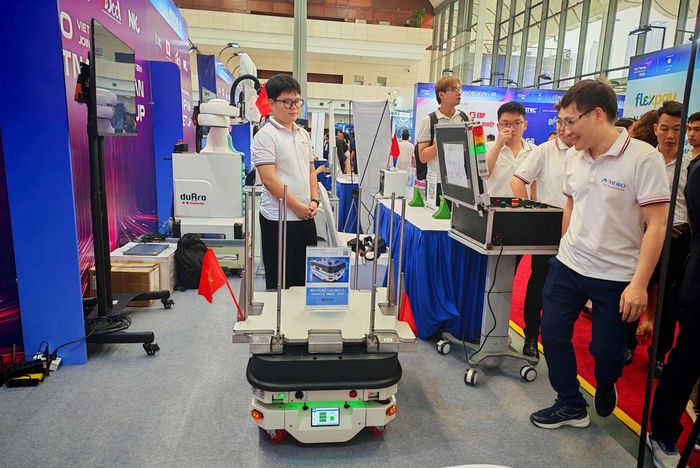  Trình diễn robot tại triển lãm của sự kiện. Ảnh: QUANG PHÚC 