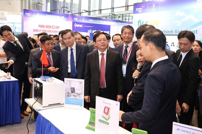  Các đại biểu tham quan triển lãm tại sự kiện. Ảnh: QUANG PHÚC 
