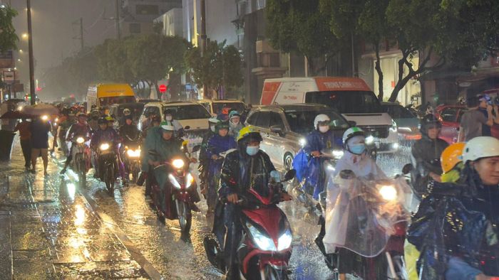  Phương tiện giao thông di chuyển khó khăn trên đường Điện Biên Phủ (đoạn qua phường Tân Định, TPHCM) do mưa lớn, tối 1-10. Ảnh: ĐÌNH DƯ 