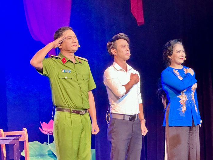 NSND Tấn Giao, NS Nguyễn Văn Mẹo và NSND Mỹ Hằng trong trích đoạn cải lương ca ngợi người chiến sĩ PCCC và CNCH. Ảnh: THANH HIỆP